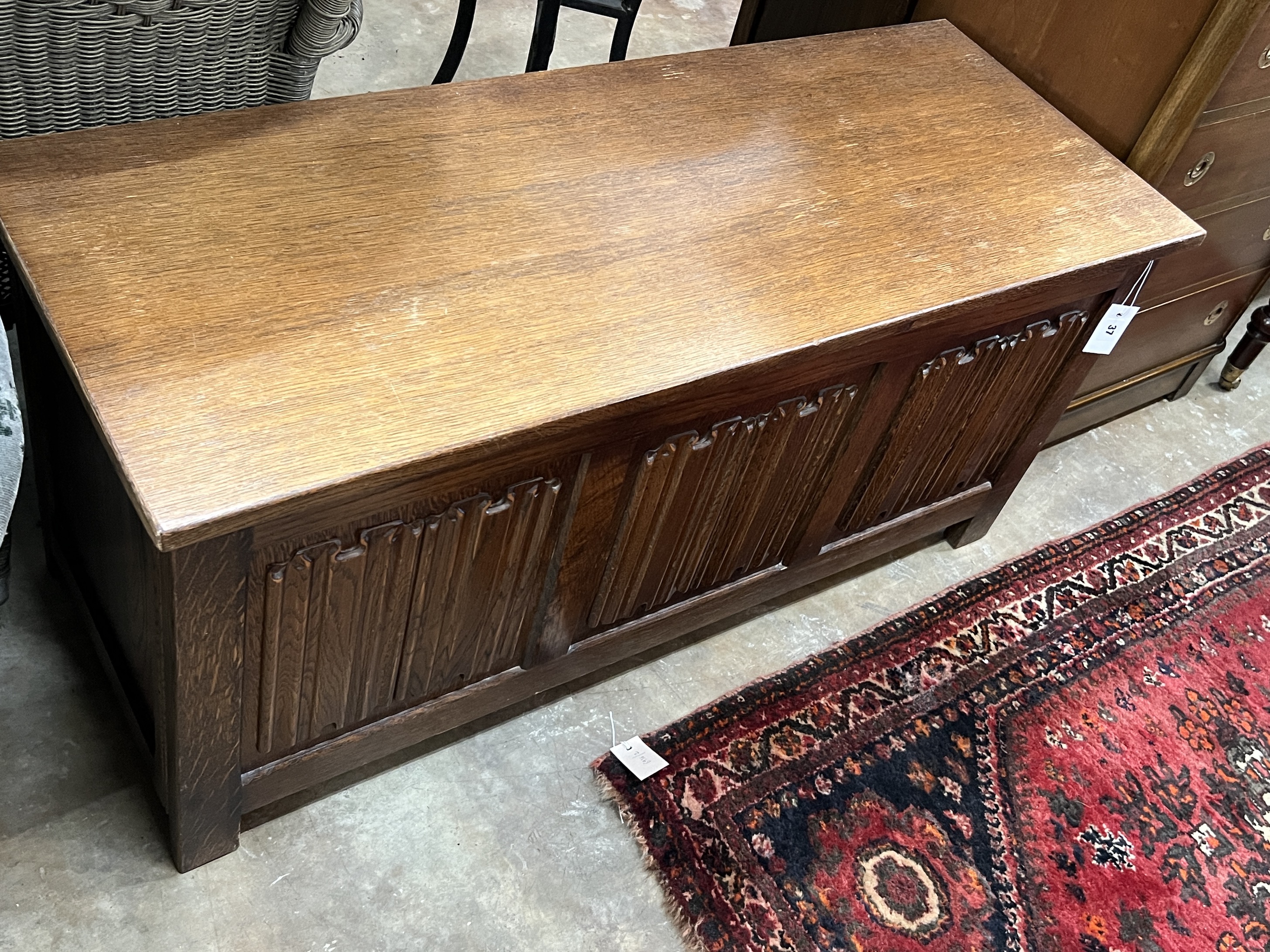 A reproduction oak linenfold carved coffer, length 114cm, depth 44cm, height 54cm